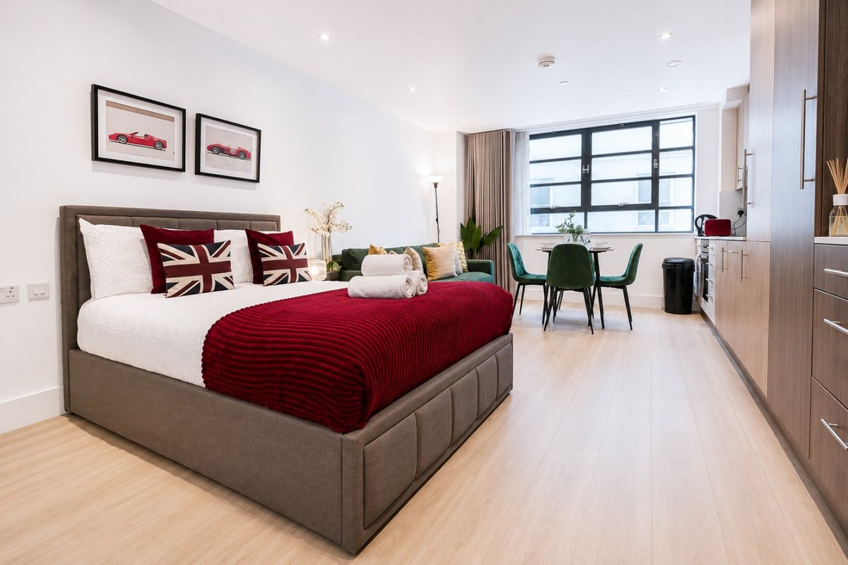 Sleeping and living area in Regents Park Marylebone