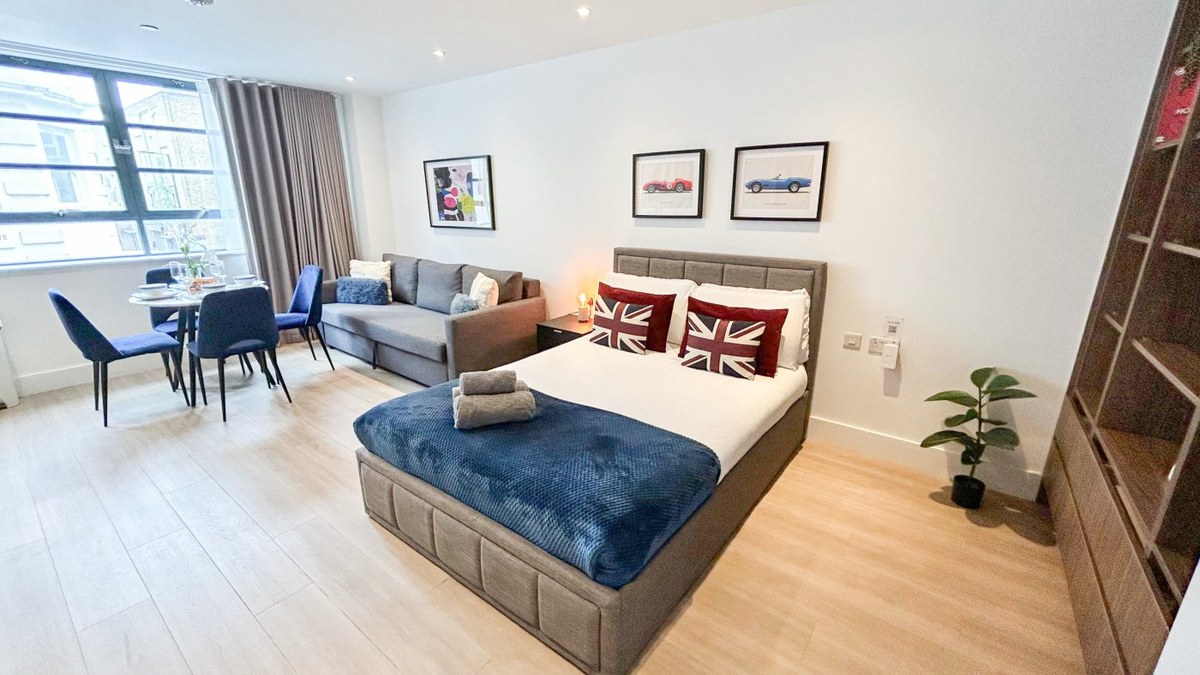 Sleeping and living area in Regents Park Marylebone