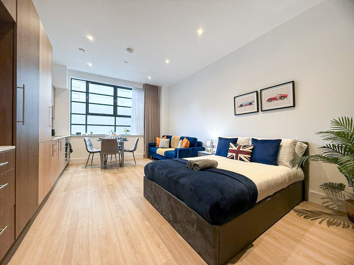 Sleeping and living area in Regents Park Marylebone